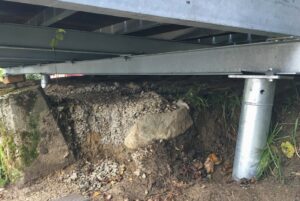 Stahlunterkonstruktion einer Hochterrasse auf Schraubfundamenten in Hanglage