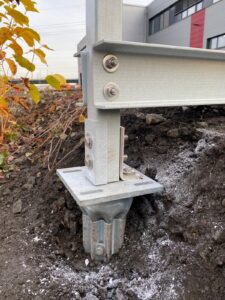 Detailaufnahme einer Adapterplatte zur Verbindung eines Schraubfundaments mit einer Stahlkonstruktion