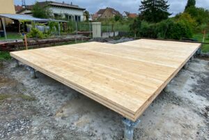 Fertige Holz-Bodenplattform eines Tiny Houses auf Schraubfundamenten