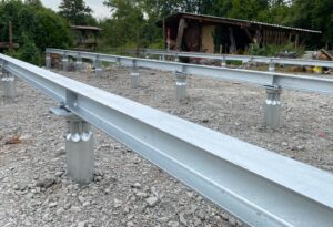 Schraubfundamente mit Stahlträgerkonstruktion als Unterbau für ein Tiny House