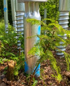 Eingebautes Schraubfundament zwischen Bäumen und Pflanzen im Natur-Resort Tripsdrill